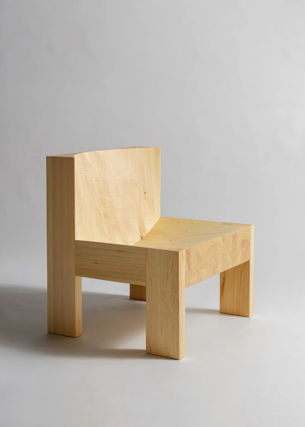 Vaarnii 005 Lounge Chair เก้าอี้ไม้ pine รูปทรงตัน พร้อมพื้นผิวโค้งสำหรับนั่ง