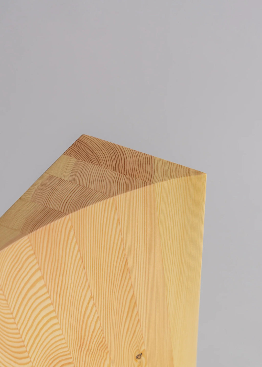 Vaarnii 005 Lounge Chair เก้าอี้ไม้ pine รูปทรงตัน พร้อมพื้นผิวโค้งสำหรับนั่ง