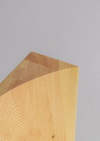 Vaarnii 005 Lounge Chair เก้าอี้ไม้ pine รูปทรงตัน พร้อมพื้นผิวโค้งสำหรับนั่ง