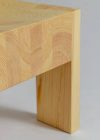 Vaarnii 005 Lounge Chair เก้าอี้ไม้ pine รูปทรงตัน พร้อมพื้นผิวโค้งสำหรับนั่ง