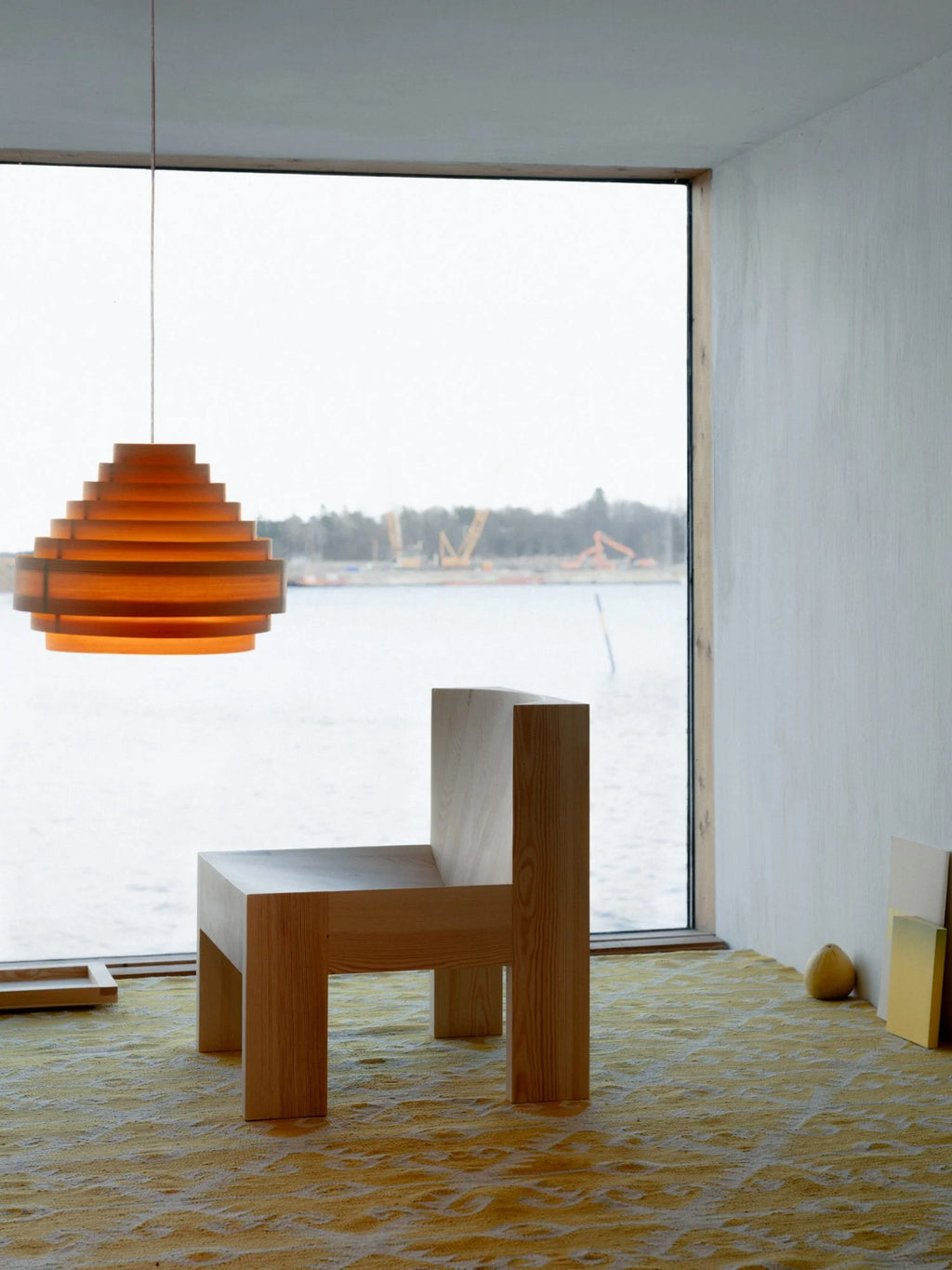 Vaarnii 005 Lounge Chair เก้าอี้ไม้ pine รูปทรงตัน พร้อมพื้นผิวโค้งสำหรับนั่ง