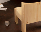 Vaarnii 005 Lounge Chair เก้าอี้ไม้ pine รูปทรงตัน พร้อมพื้นผิวโค้งสำหรับนั่ง
