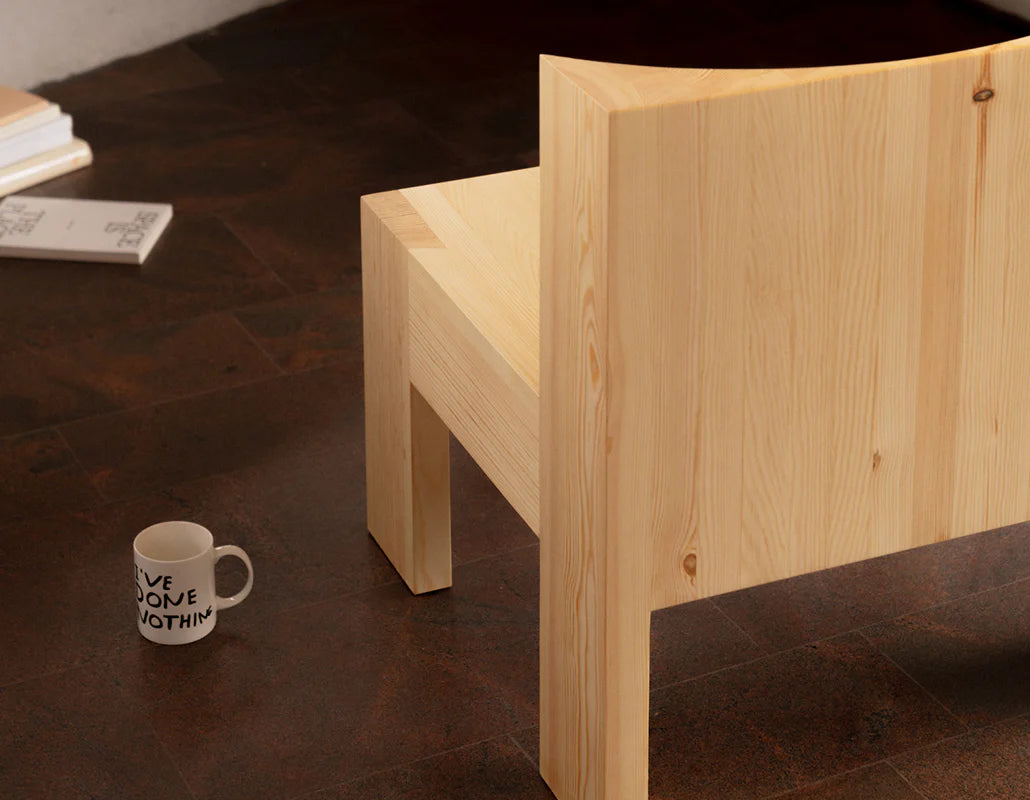 Vaarnii 005 Lounge Chair เก้าอี้ไม้ pine รูปทรงตัน พร้อมพื้นผิวโค้งสำหรับนั่ง