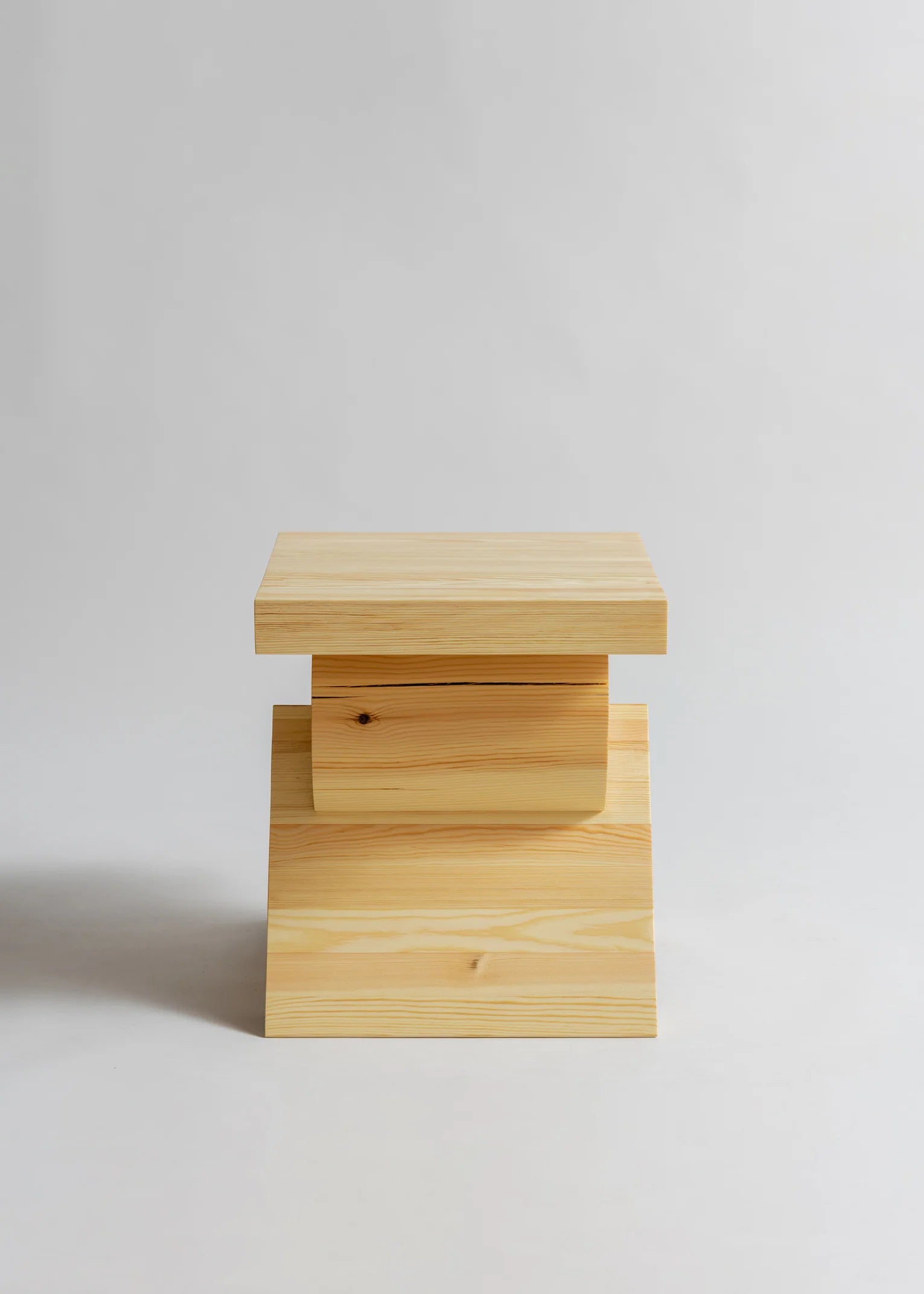 Vaarnii 006 AA Side Table โต๊ะข้างไม้ pine โครงสร้างซ้อนชั้นรูปทรงกะทัดรัด