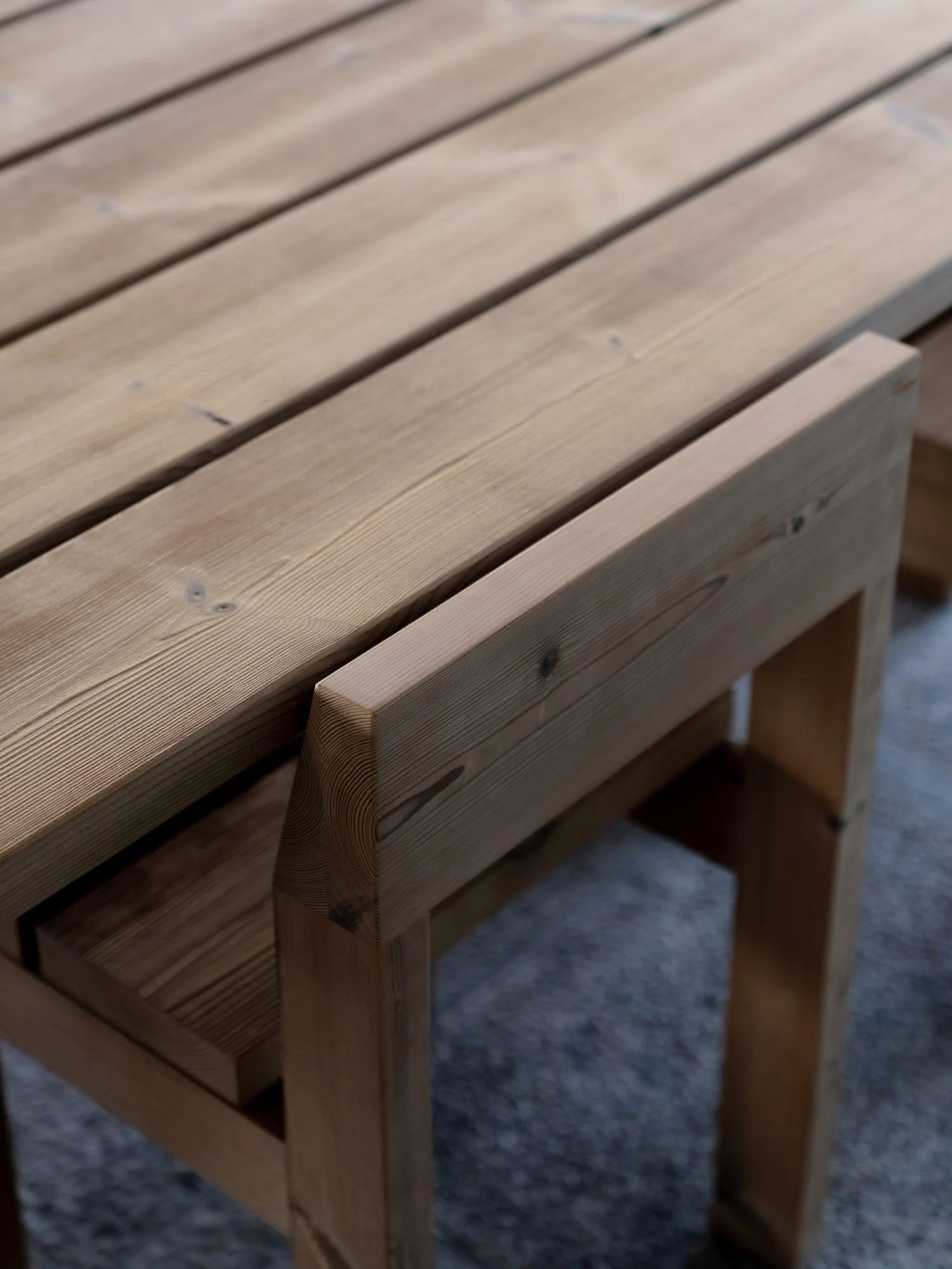 Vaarnii 013 Osa Outdoor Dining Chair เก้าอี้ไม้ pine สำหรับใช้งานกลางแจ้ง