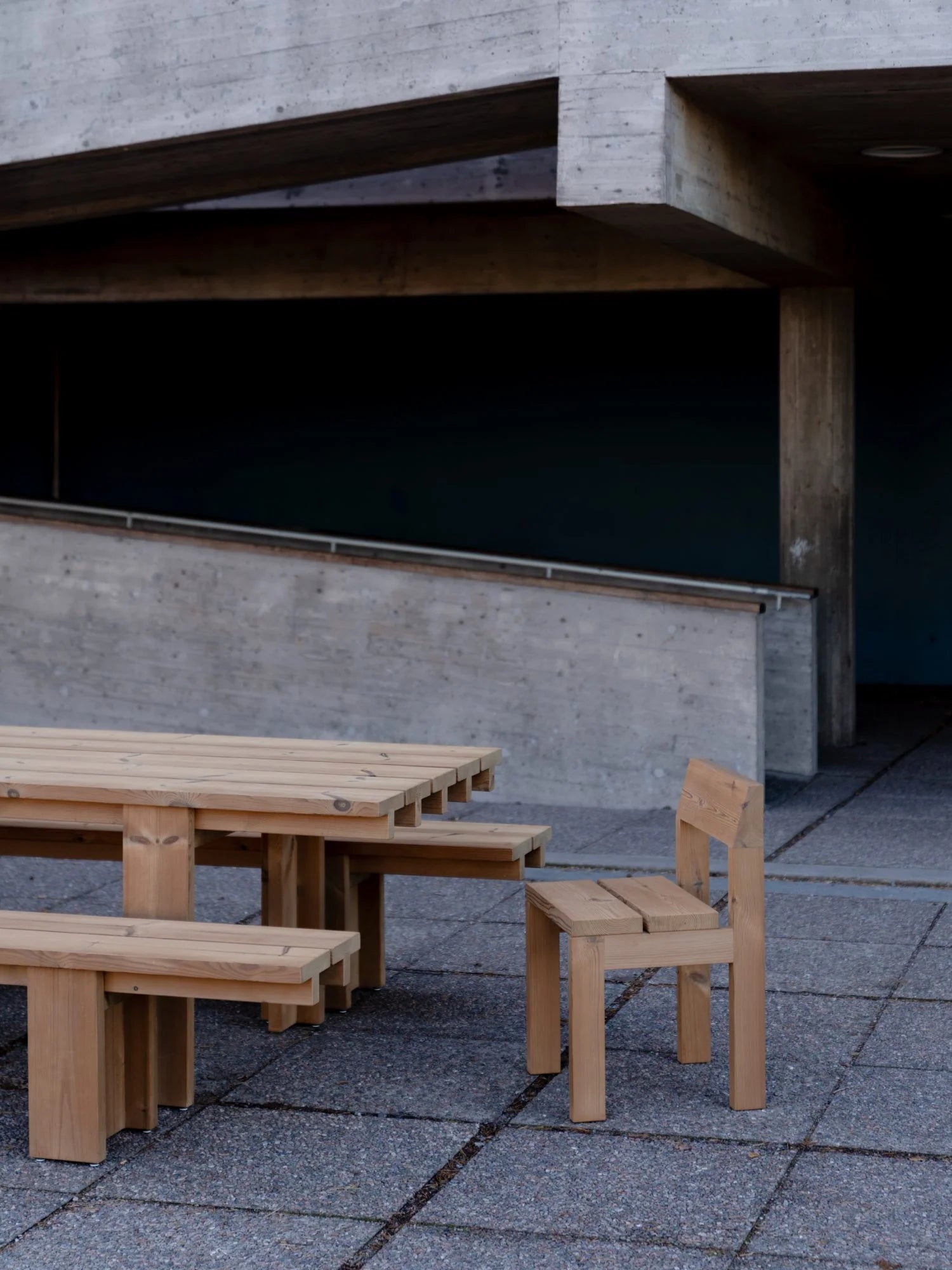 Vaarnii 013 Osa Outdoor Dining Chair เก้าอี้ไม้ pine สำหรับใช้งานกลางแจ้ง