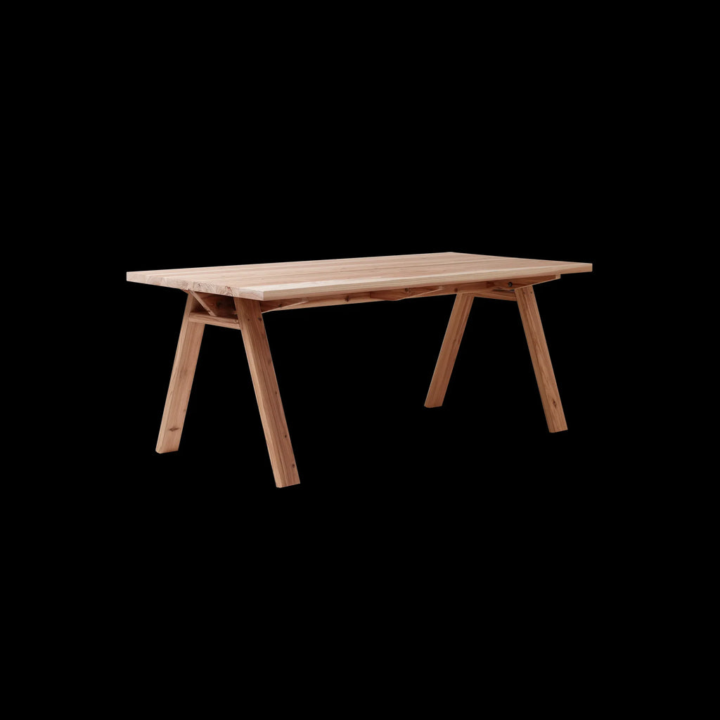 Keiji Ashizawa เป็นนักออกแบบชาวญี่ปุ่นและผู้ก่อตั้ง Keiji Ashizawa Design โดยมุ่งเน้นแนวคิด “Honest Design” ที่ให้ความสำคัญกับวัสดุและโครงสร้างตามความเป็นจริง งานของเขาครอบคลุมสถาปัตยกรรม ภายใน และเฟอร์นิเจอร์