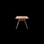 Keiji Ashizawa เป็นนักออกแบบชาวญี่ปุ่นและผู้ก่อตั้ง Keiji Ashizawa Design โดยมุ่งเน้นแนวคิด “Honest Design” ที่ให้ความสำคัญกับวัสดุและโครงสร้างตามความเป็นจริง งานของเขาครอบคลุมสถาปัตยกรรม ภายใน และเฟอร์นิเจอร์