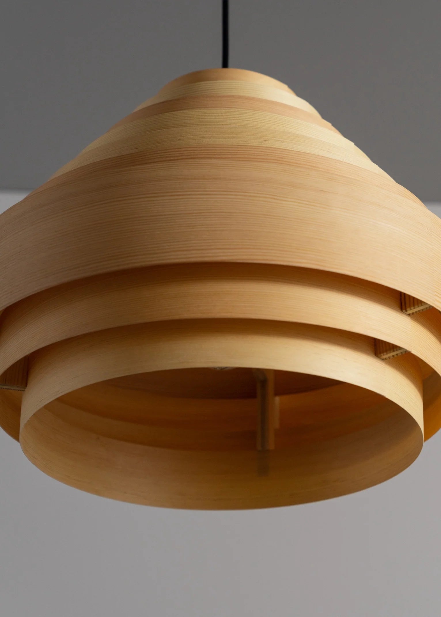 Vaarnii 1001 Hans Pendant 38 โคมไฟแขวนไม้ pine veneer ทรงวงซ้อน