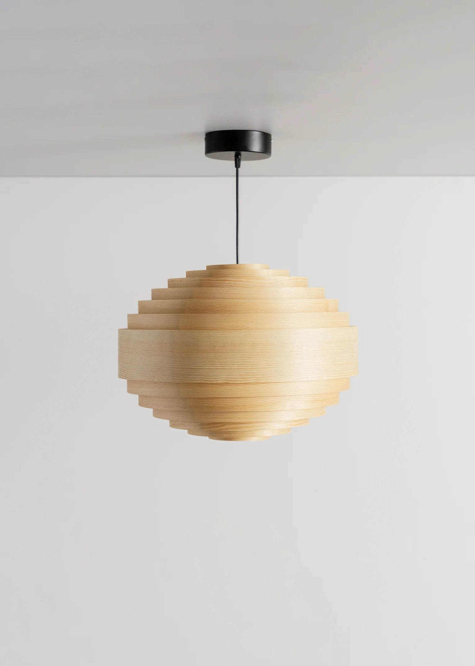 Vaarnii 1002 Hans Pendant 46 โคมไฟแขวนไม้ pine veneer ทรงวงซ้อน