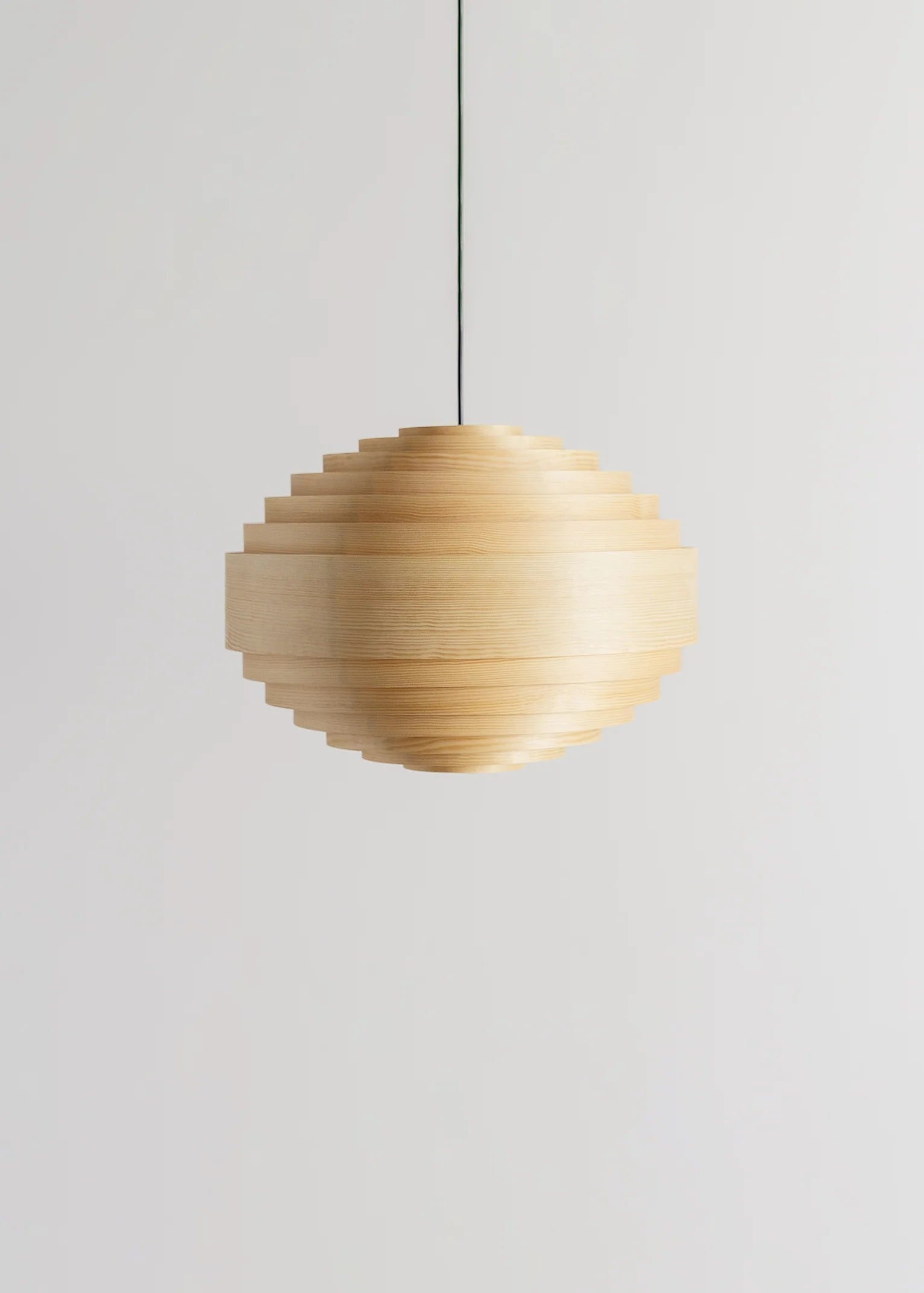 Vaarnii 1002 Hans Pendant 46 โคมไฟแขวนไม้ pine veneer ทรงวงซ้อน