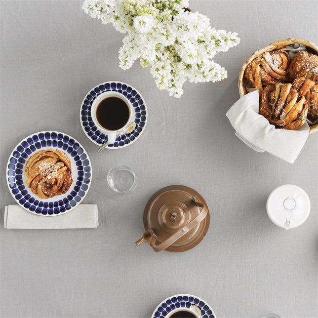 จาน Arabia 24h Tuokio ขนาด 20 ซม. มุมมองด้านบน ลวดลายสีน้ำเงินรอบขอบจานบนพื้นขาว