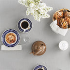 จาน Arabia 24h Tuokio ขนาด 20 ซม. มุมมองด้านบน ลวดลายสีน้ำเงินรอบขอบจานบนพื้นขาว