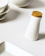 เหยือก Teema จาก Iittala สีขาว ขนาด 0.2 ลิตร พร้อมฝาไม้ ดีไซน์โดย Kaj Franck
