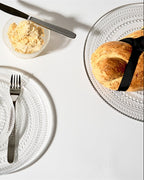 จานแก้ว Kastehelmi จาก Iittala ลวดลายหยดน้ำ ดีไซน์โดย Oiva Toikka
