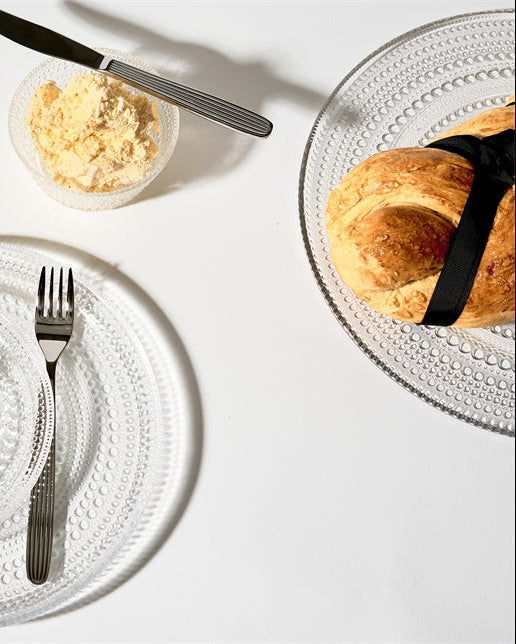 จานแก้ว Kastehelmi จาก Iittala ลวดลายหยดน้ำ ดีไซน์โดย Oiva Toikka
