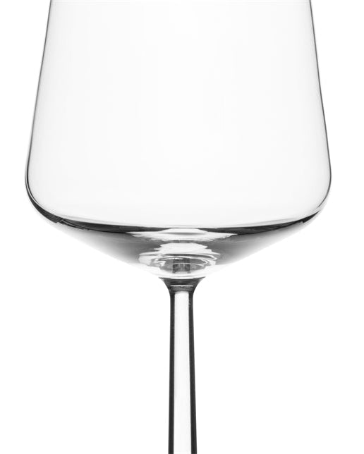 แก้วไวน์แดง Essence จาก Iittala ดีไซน์โดย Alfredo Häberli
