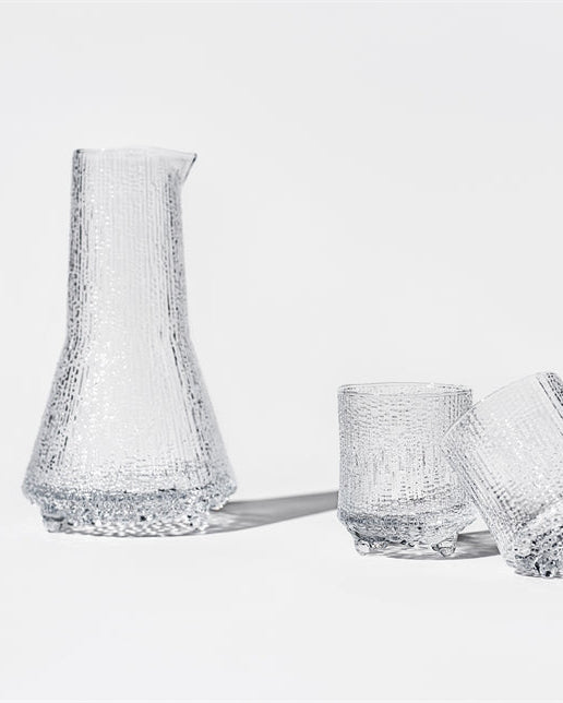 เหยือกแก้ว Ultima Thule จาก Iittala พื้นผิวแก้วลวดลายน้ำแข็ง แรงบันดาลใจจากธรรมชาติอาร์กติก ดีไซน์โดย Tapio Wirkkala จากฟินแลนด์
