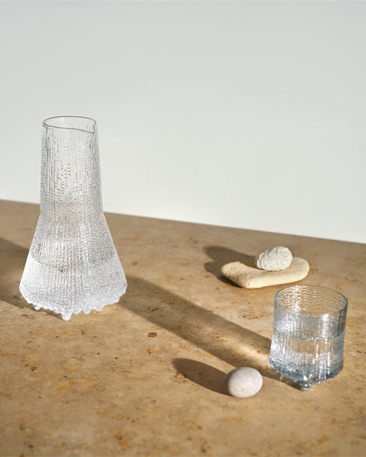เหยือกแก้ว Ultima Thule จาก Iittala พื้นผิวแก้วลวดลายน้ำแข็ง แรงบันดาลใจจากธรรมชาติอาร์กติก ดีไซน์โดย Tapio Wirkkala จากฟินแลนด์ นำเข้าโดย Old Pine Trees