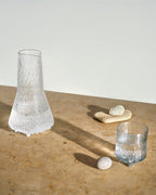 เหยือกแก้ว Ultima Thule จาก Iittala พื้นผิวแก้วลวดลายน้ำแข็ง แรงบันดาลใจจากธรรมชาติอาร์กติก ดีไซน์โดย Tapio Wirkkala จากฟินแลนด์ นำเข้าโดย Old Pine Trees
