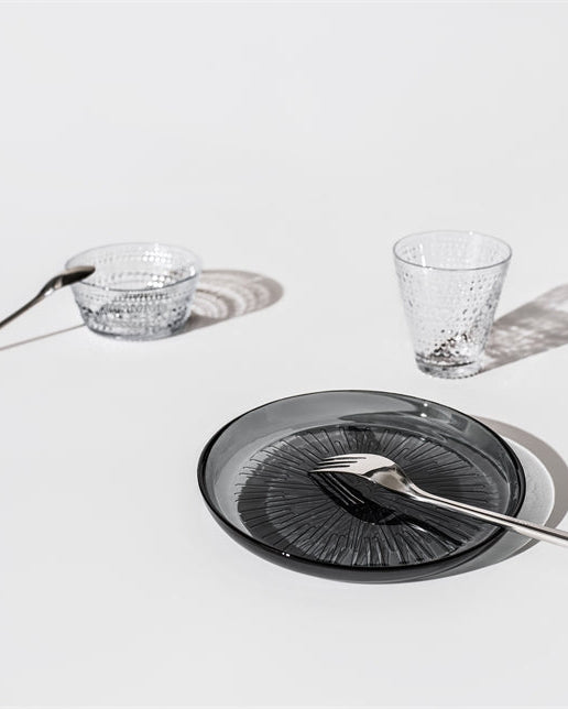 แก้วน้ำ Kastehelmi จาก Iittala ลวดลายหยดน้ำ สไตล์นอร์ดิก ดีไซน์โดย Oiva Toikka นำเข้าโดย Old Pine Trees