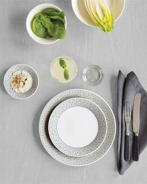 จาน Mainio Sarastus จาก Arabia ขนาด 19 ซม. ลายกราฟิกขาวดำ สไตล์นอร์ดิก
