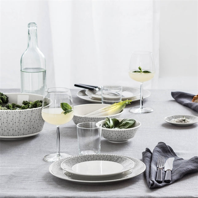 จาน Mainio Sarastus จาก Arabia ขนาด 19 ซม. ลายกราฟิกขาวดำ สไตล์นอร์ดิก
