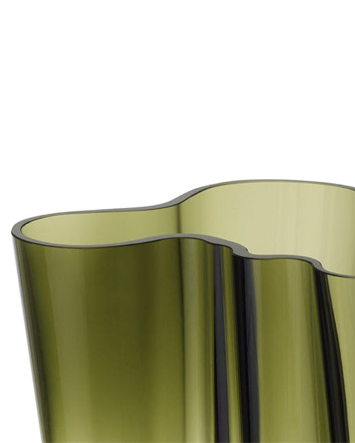 แจกันแก้ว Alvar Aalto จาก Iittala เป่าแก้วด้วยมือ แรงบันดาลใจจากคลื่นน้ำ สี Moss Green ขนาด 160 มม.

