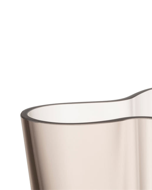 แจกันแก้ว Alvar Aalto จาก Iittala เป่าแก้วด้วยมือ แรงบันดาลใจจากคลื่นน้ำ สี Linen ขนาด 160 มม.