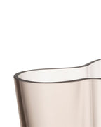 แจกันแก้ว Alvar Aalto จาก Iittala เป่าแก้วด้วยมือ แรงบันดาลใจจากคลื่นน้ำ สี Linen ขนาด 160 มม.