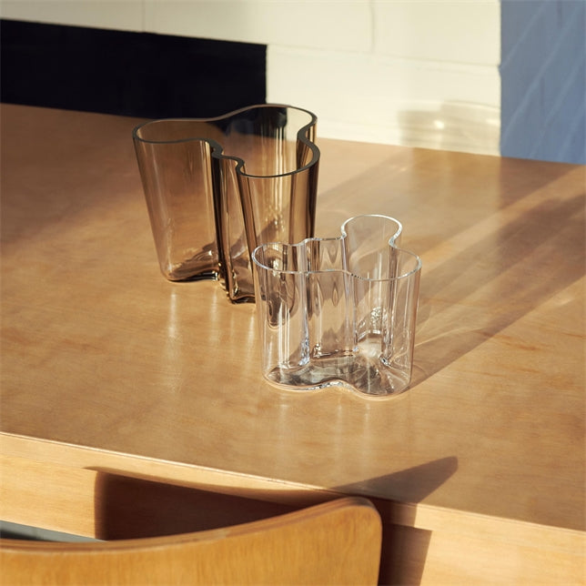 แจกันแก้ว Alvar Aalto จาก Iittala เป่าแก้วด้วยมือ แรงบันดาลใจจากคลื่นน้ำ สี Linen ขนาด 160 มม.