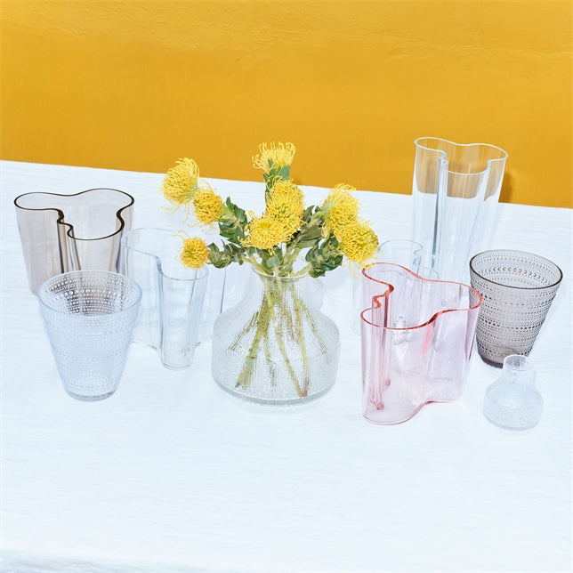 แจกันแก้ว Alvar Aalto จาก Iittala เป่าแก้วด้วยมือ แรงบันดาลใจจากคลื่นน้ำ สี Linen ขนาด 160 มม.