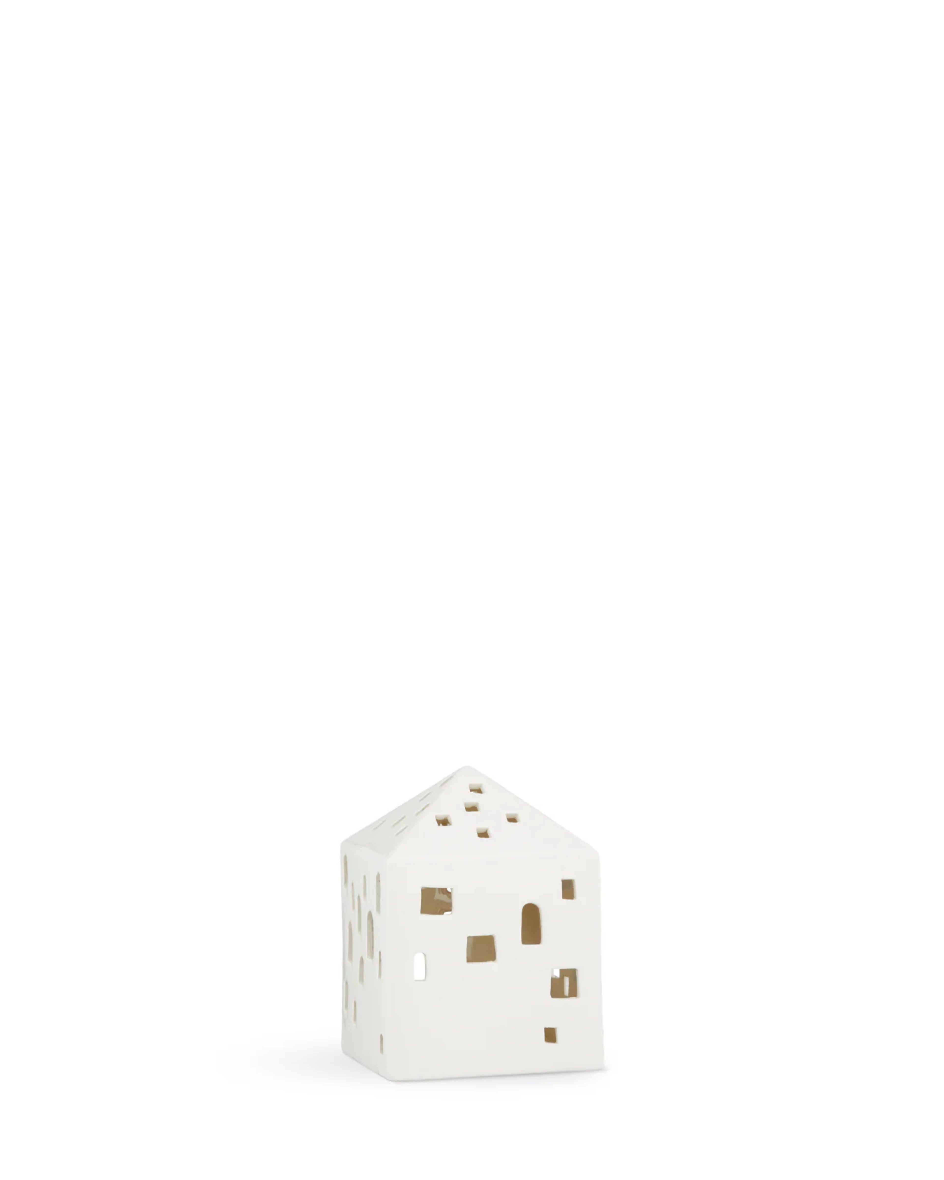 โคมเทียนเซรามิก Kähler Urbania รูปบ้านสีขาว ช่องหน้าต่างเจาะมือ ให้แสงอบอุ่นผ่านช่องหน้าต่าง เติมบรรยากาศอบอุ่นในบ้าน งานออกแบบเดนมาร์กสไตล์มินิมอล จัดจำหน่ายโดย Old Pine Trees