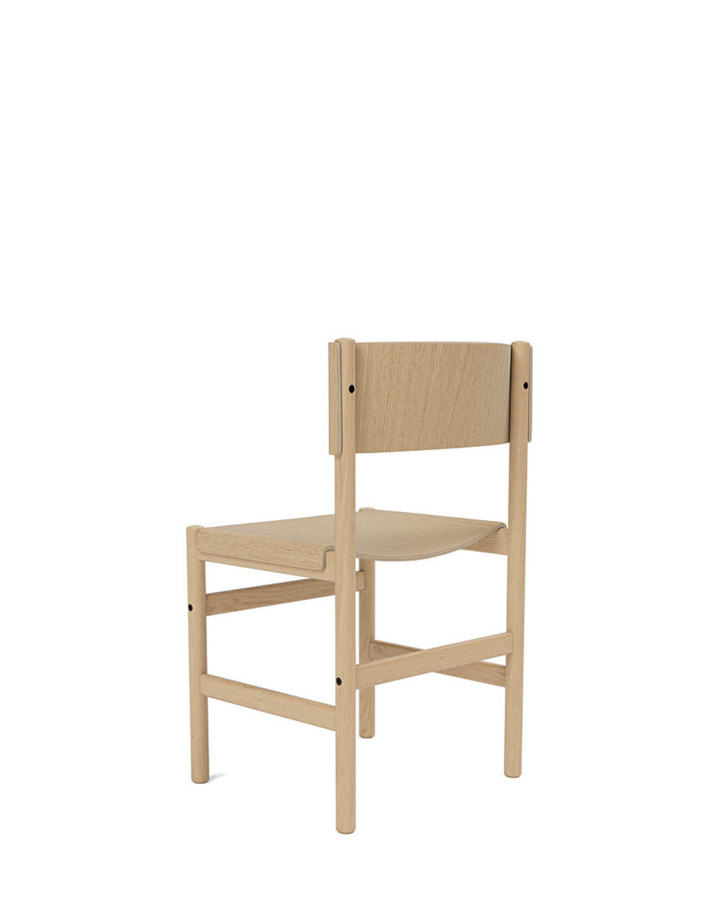 เก้าอี้ Soft Chair จาก TAKT แบรนด์เฟอร์นิเจอร์เดนมาร์ก ออกแบบโดย Thomas Bentzen ให้ผสมผสานความเรียบง่ายและความสบายในแบบสแกนดิเนเวีย เส้นสายโค้งนุ่มรับกับสรีระอย่างเป็นธรรมชาติ เผยโครงสร้างไม้โอ๊กแท้อย่างซื่อสัตย์ สะท้อนความงามของงานฝีมือและการออกแบบที่ยั่งยืน มอบทั้งความสบาย ความสมดุล และความงามที่ใช้งานได้จริง จัดจำหน่ายโดย Old Pine Trees