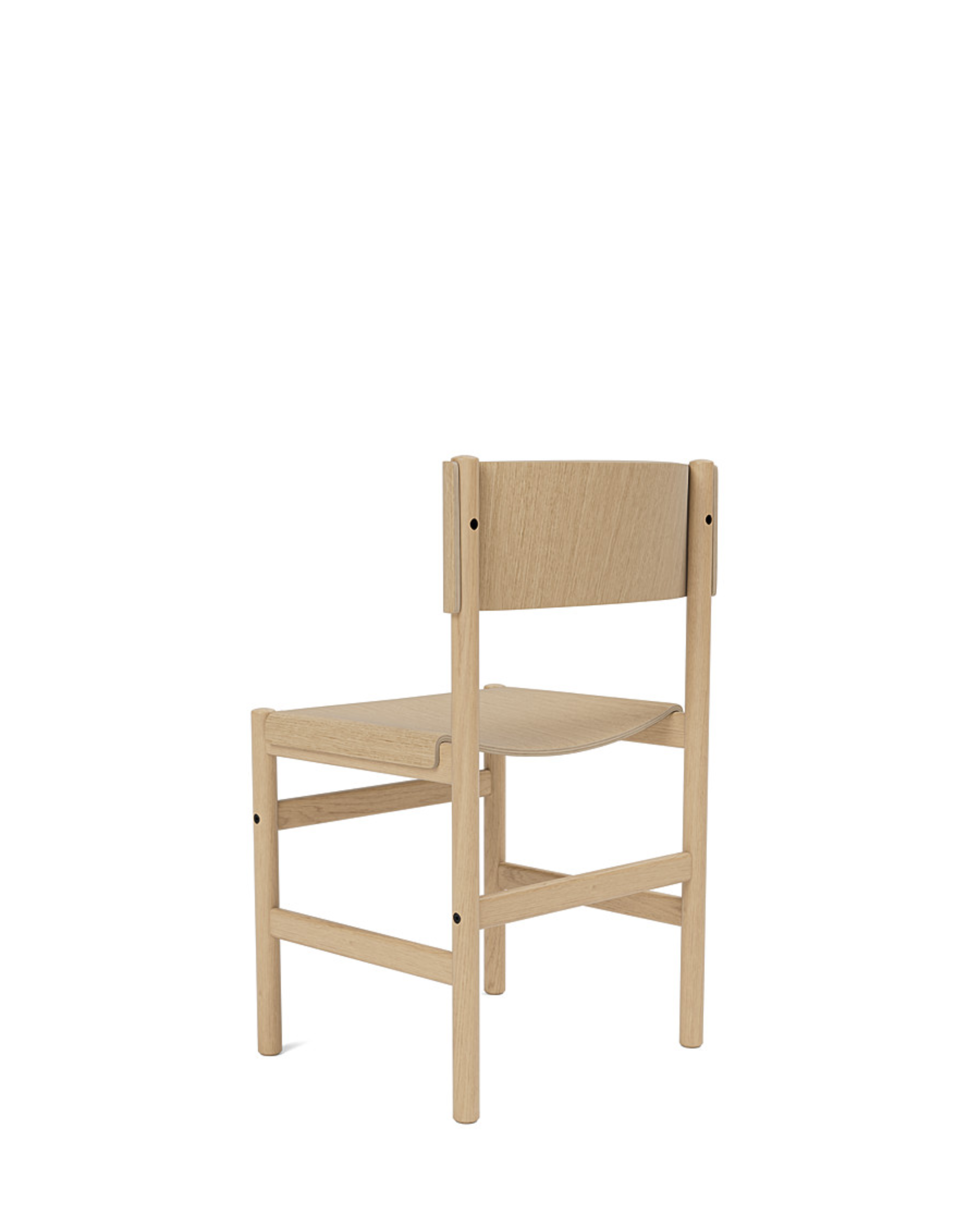 เก้าอี้ Soft Chair จาก TAKT แบรนด์เฟอร์นิเจอร์เดนมาร์ก ออกแบบโดย Thomas Bentzen ให้ผสมผสานความเรียบง่ายและความสบายในแบบสแกนดิเนเวีย เส้นสายโค้งนุ่มรับกับสรีระอย่างเป็นธรรมชาติ เผยโครงสร้างไม้โอ๊กแท้อย่างซื่อสัตย์ สะท้อนความงามของงานฝีมือและการออกแบบที่ยั่งยืน มอบทั้งความสบาย ความสมดุล และความงามที่ใช้งานได้จริง จัดจำหน่ายโดย Old Pine Trees