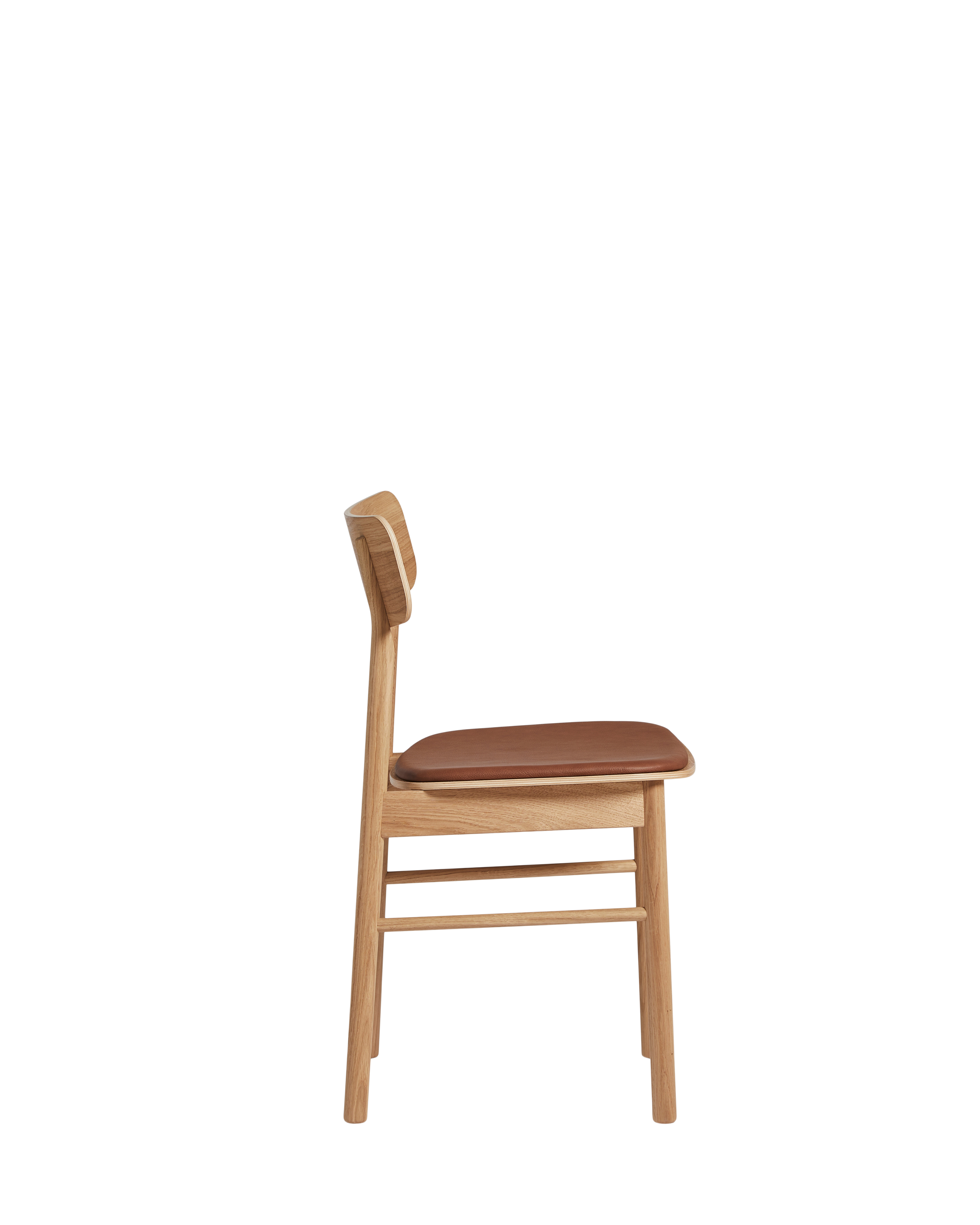 WOUD Soma Dining Chair เป็นเก้าอี้ทานข้าวสไตล์ Scandinavian furniture จากเดนมาร์กที่เน้นเส้นสายเรียบ นั่งสบาย และเข้ากับบ้านแนว Nordic และมินิมอลได้ง่าย โครงสร้างใช้ไม้แท้ ทั้งโอ๊กและแอช พร้อมตัวเลือกแบบบุหนังเพื่อเพิ่มความนุ่มสบาย ดีไซน์พนักพิงโค้งรับหลังและขาไม้ทรงกลมทำให้เก้าอี้ดูอบอุ่นและเบาสบายตามแบบ Danish design เหมาะทั้งโต๊ะอาหารและมุมทำงานในบ้านไทย และสอดคล้องกับแนวคิดของ Old Pine Trees ที่ให้ความสำคัญกับเฟอร์นิเจอร์ไม้คุณภาพดีที่ใช้งานได้จริงและอยู่ได้นาน.