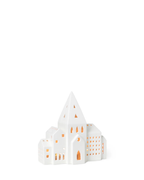 โคมเทียนเซรามิก Kähler Urbania รูปบ้านสีขาว ช่องหน้าต่างเจาะมือ ให้แสงอบอุ่นผ่านช่องหน้าต่าง เติมบรรยากาศอบอุ่นในบ้าน งานออกแบบเดนมาร์กสไตล์มินิมอล จัดจำหน่ายโดย Old Pine Trees