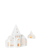 โคมเทียนเซรามิก Kähler Urbania รูปบ้านสีขาว ช่องหน้าต่างเจาะมือ ให้แสงอบอุ่นผ่านช่องหน้าต่าง เติมบรรยากาศอบอุ่นในบ้าน งานออกแบบเดนมาร์กสไตล์มินิมอล จัดจำหน่ายโดย Old Pine Trees