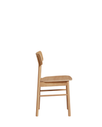 WOUD Soma Dining Chair เป็นเก้าอี้ทานข้าวสไตล์ Scandinavian furniture จากเดนมาร์กที่เน้นเส้นสายเรียบ นั่งสบาย และเข้ากับบ้านแนว Nordic และมินิมอลได้ง่าย โครงสร้างใช้ไม้แท้ ทั้งโอ๊กและแอช พร้อมตัวเลือกแบบบุหนังเพื่อเพิ่มความนุ่มสบาย ดีไซน์พนักพิงโค้งรับหลังและขาไม้ทรงกลมทำให้เก้าอี้ดูอบอุ่นและเบาสบายตามแบบ Danish design เหมาะทั้งโต๊ะอาหารและมุมทำงานในบ้านไทย และสอดคล้องกับแนวคิดของ Old Pine Trees ที่ให้ความสำคัญกับเฟอร์นิเจอร์ไม้คุณภาพดีที่ใช้งานได้จริงและอยู่ได้นาน.