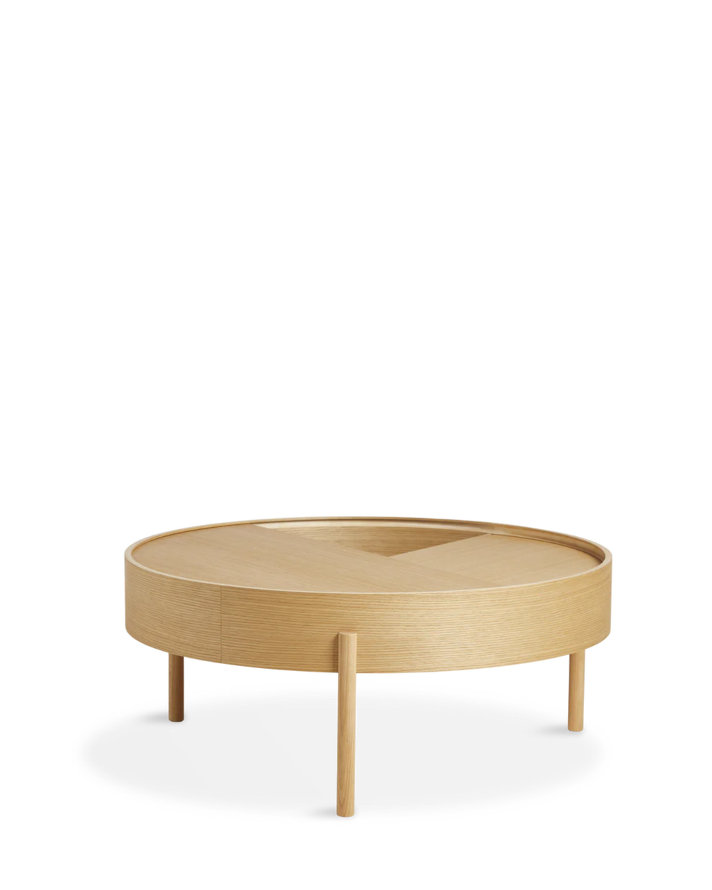 Arc Table จาก WOUD เป็นโต๊ะกลางสไตล์ Scandinavian furniture ที่ออกแบบในเดนมาร์ก ใช้ไม้แท้ เช่น Walnut, Oak และ Black Ash จุดเด่นคือฝาบนหมุนได้ เปิดเพื่อโชว์ของหรือปิดเพื่อซ่อนของได้ทันที ช่องเก็บของด้านในบุนาโนลามิเนตทนทานและดูแลง่าย ขาไม้สามขาช่วยให้โต๊ะดูเบาและเข้ากับบ้านแนว Nordic, มินิมอล หรือห้องนั่งเล่นสมัยใหม่ เหมาะสำหรับผู้ที่ต้องการเฟอร์นิเจอร์เดนมาร์กคุณภาพดีที่ใช้งานได้จริง และเข้ากับแนวทางของ Old Pine Trees เรื่องความงามที่เรียบง่าย ใช้งานได้ และอยู่กับเราได้นาน.