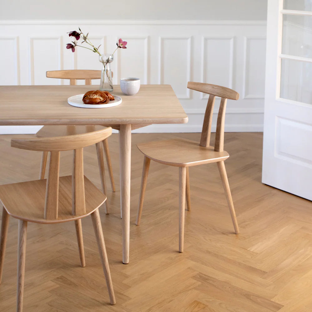 MAKE nordic J111 Dining Chair เก้าอี้ไม้โอ๊คพนักพิงโค้งดีไซน์สแกนดิเนเวียนสำหรับโต๊ะอาหาร ออกแบบโดย Poul M. Volther