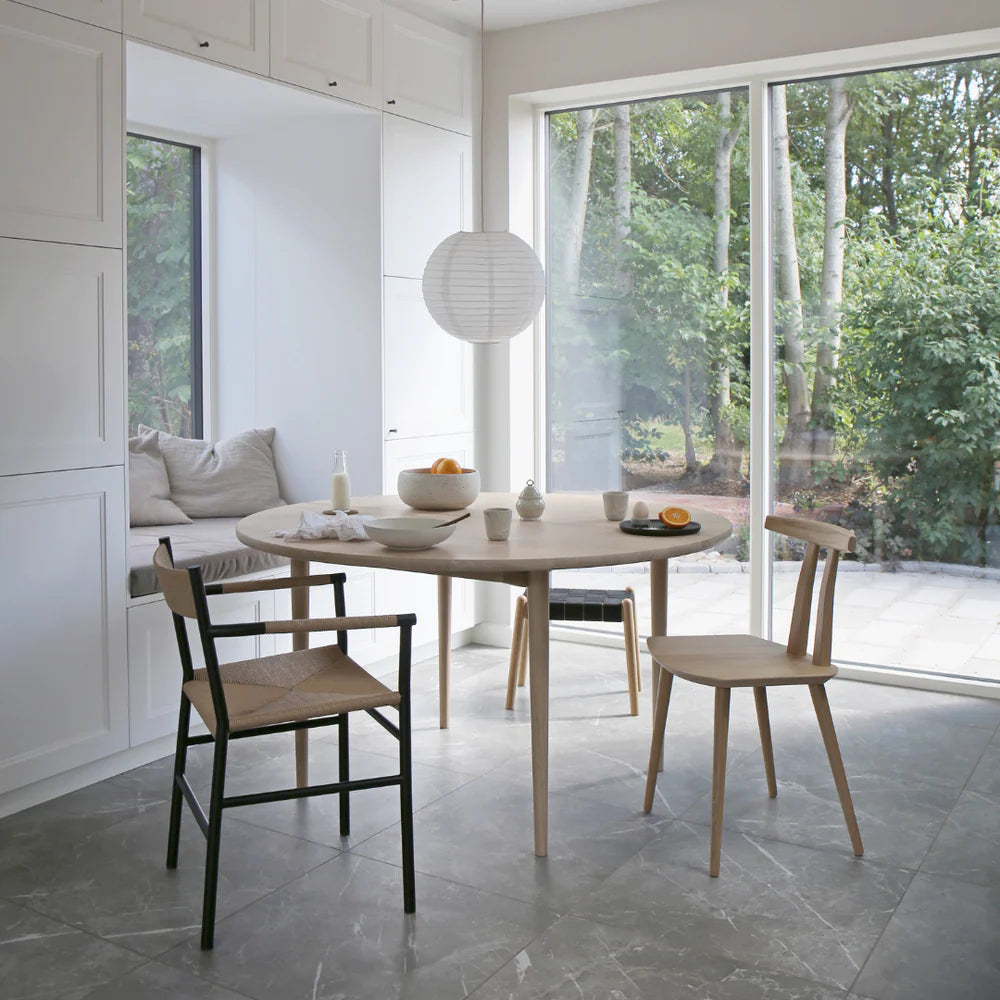 MAKE nordic HOLMEN Round Dining Table โต๊ะอาหารทรงกลมไม้โอ๊คดีไซน์สแกนดิเนเวียนสำหรับพื้นที่รับประทานอาหาร