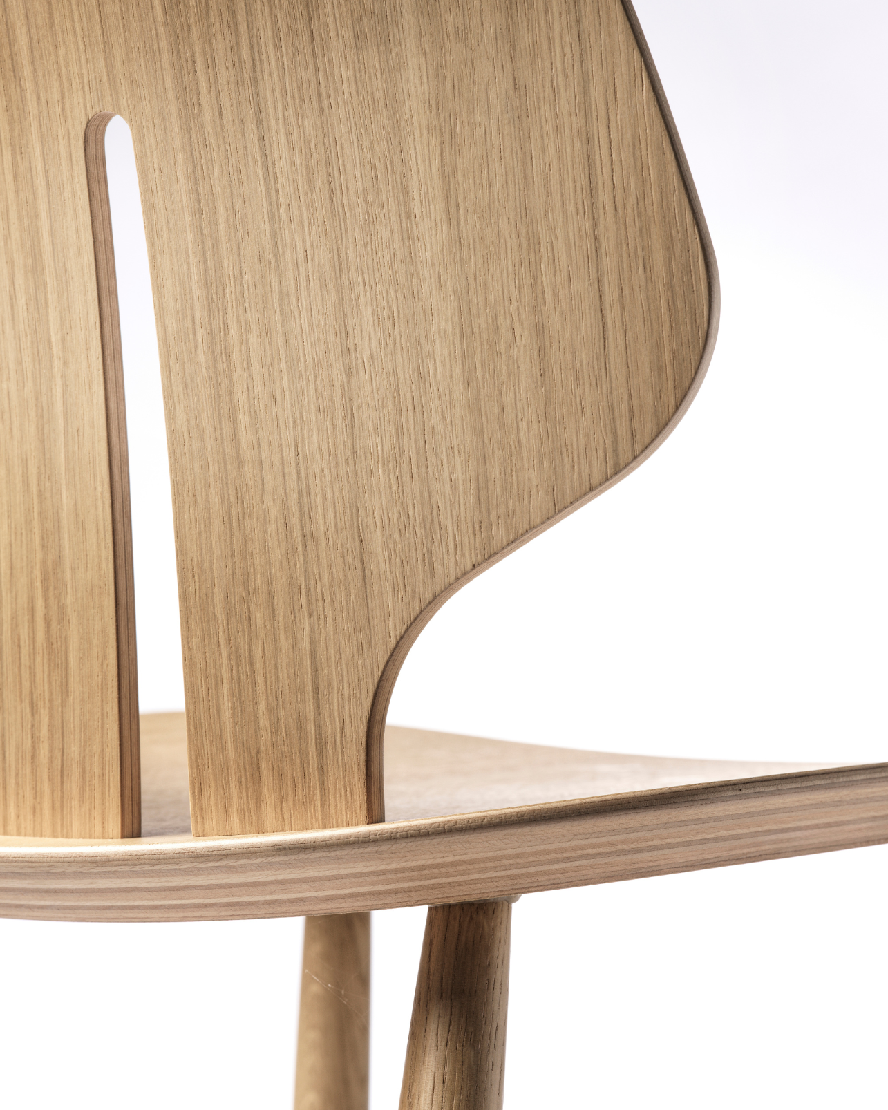 FDB Møbler J67 Chair โดย Ejvind A. Johansson ไม้โอ๊กสีธรรมชาติ พนักพิง signature ดีไซน์ปี 1957 เคลือบ lacquered water-based