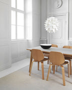 โคมไฟแขวน Norm 69 ในรูปทรงประติมากรรมแบบมินิมอลสี ขาว พร้อมชุดสายไฟ E27 และฝาครอบเพดานจาก Normann Copenhagen นำเข้าโดย Old Pine Trees