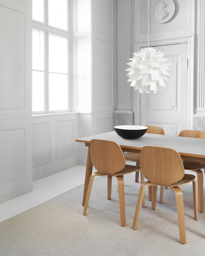 โคมไฟแขวน Norm 69 ในรูปทรงประติมากรรมแบบมินิมอลสี ขาว พร้อมชุดสายไฟ E27 และฝาครอบเพดานจาก Normann Copenhagen นำเข้าโดย Old Pine Trees