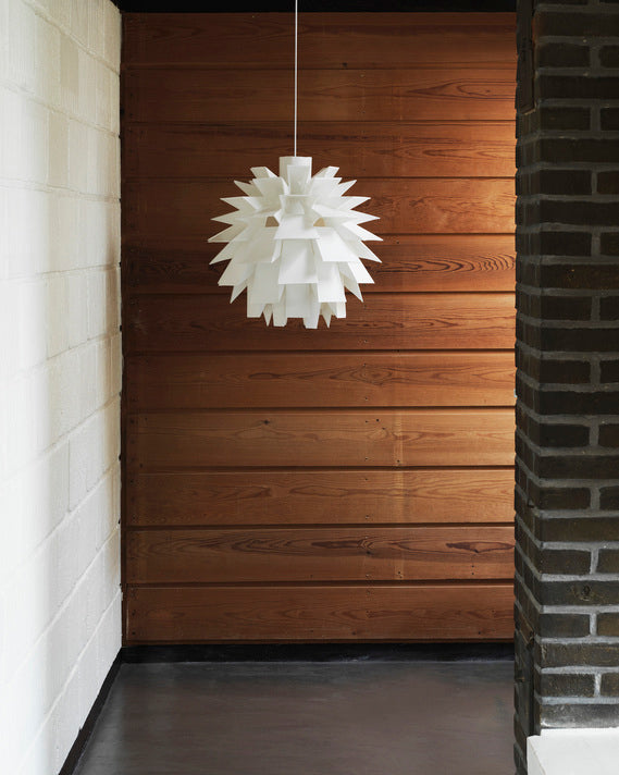 โคมไฟแขวน Norm 69 ในรูปทรงประติมากรรมแบบมินิมอลสี ขาว พร้อมชุดสายไฟ E27 และฝาครอบเพดานจาก Normann Copenhagen นำเข้าโดย Old Pine Trees