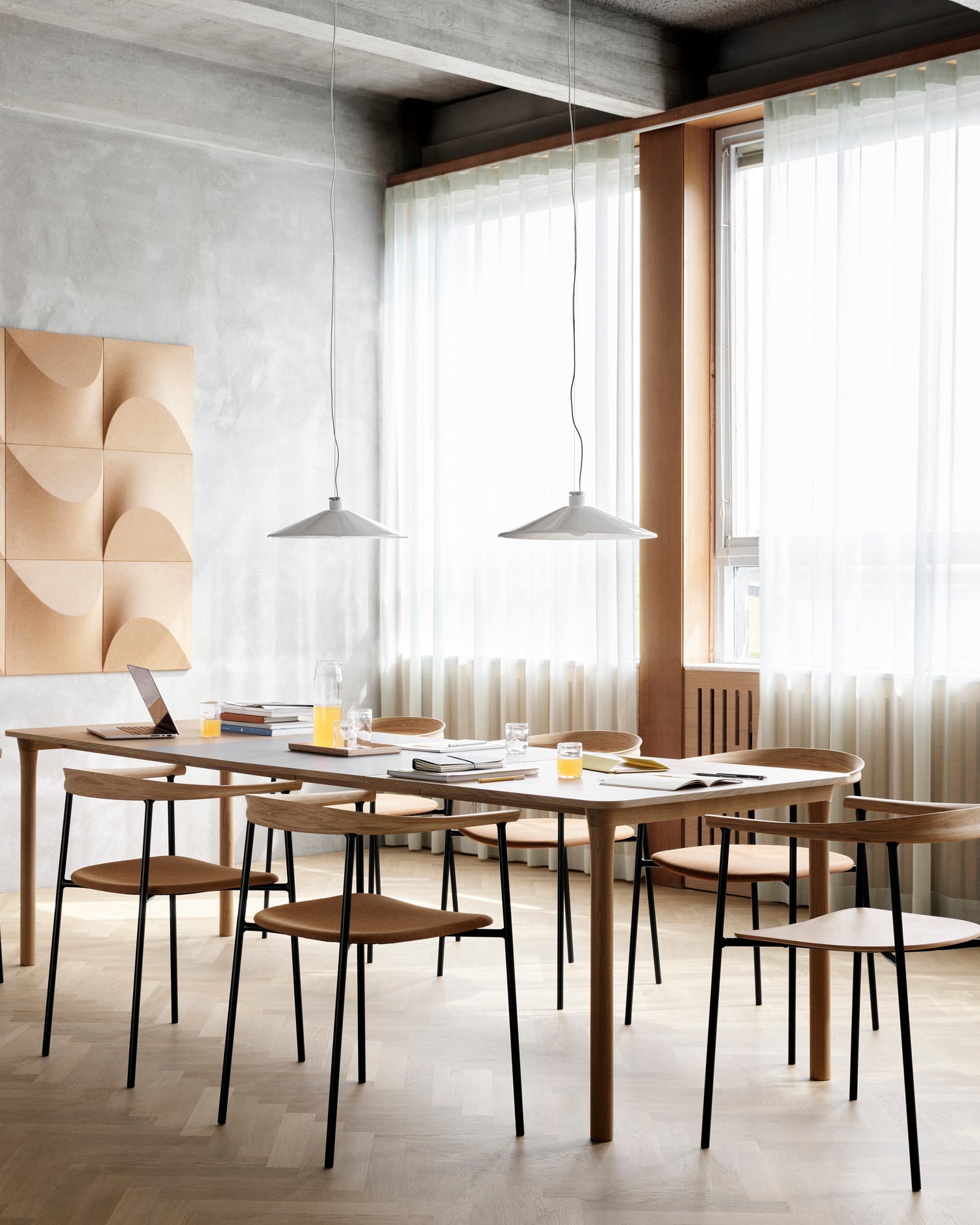 โต๊ะ Arc Dining Table จาก TAKTออกแบบโดย Depping & Jørgensen แบรนด์เฟอร์นิเจอร์เดนมาร์ก TAKT ผสานความเรียบง่ายแบบสแกนดิเนเวียกับฟังก์ชันที่ใช้งานได้จริง ผลิตจากไม้โอ๊กและไม้บีชแท้รับรอง FSC® พื้นโต๊ะวีเนียร์เคลือบแลกเกอร์ด้าน มีให้เลือกทั้งสีธรรมชาติ Deep Red, Light Grey, และ Black Nano พร้อมระบบขยายขนาดซ่อนในโครงไม้
ออกแบบตามแนวคิด Eco System Design Principles ถอดและซ่อมได้ทุกชิ้นส่วน ลดของเสียและยืดอายุการใช้งาน จัดส่งแบบ Flat-pack พร้อมรับรองมาตรฐาน EU Ecolabel และ FSC® จัดจำหน่ายโดย Old Pine Trees