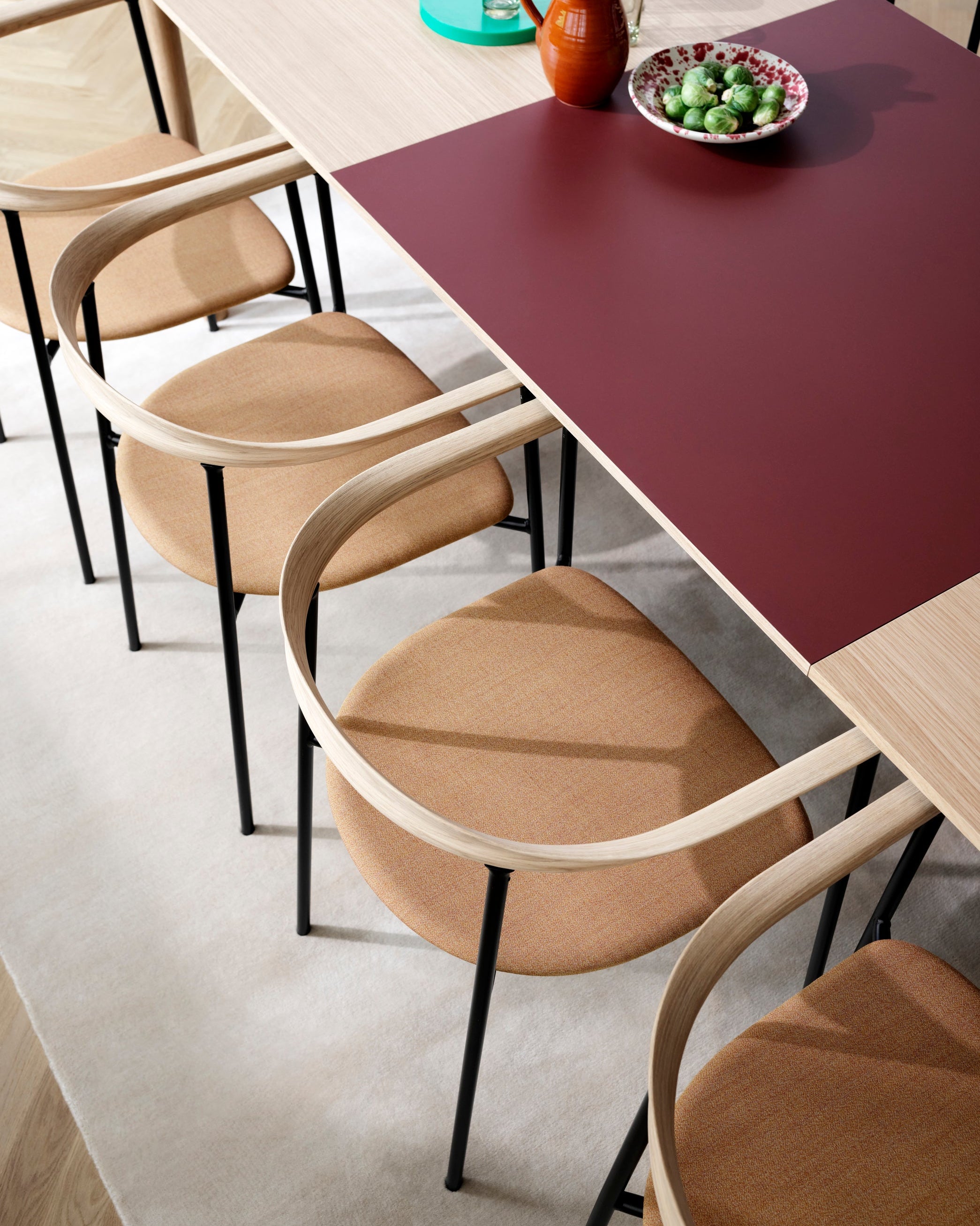 โต๊ะ Arc Dining Table จาก TAKTออกแบบโดย Depping & Jørgensen แบรนด์เฟอร์นิเจอร์เดนมาร์ก TAKT ผสานความเรียบง่ายแบบสแกนดิเนเวียกับฟังก์ชันที่ใช้งานได้จริง ผลิตจากไม้โอ๊กและไม้บีชแท้รับรอง FSC® พื้นโต๊ะวีเนียร์เคลือบแลกเกอร์ด้าน มีให้เลือกทั้งสีธรรมชาติ Deep Red, Light Grey, และ Black Nano พร้อมระบบขยายขนาดซ่อนในโครงไม้
ออกแบบตามแนวคิด Eco System Design Principles ถอดและซ่อมได้ทุกชิ้นส่วน ลดของเสียและยืดอายุการใช้งาน จัดส่งแบบ Flat-pack พร้อมรับรองมาตรฐาน EU Ecolabel และ FSC® จัดจำหน่ายโดย Old Pine Trees