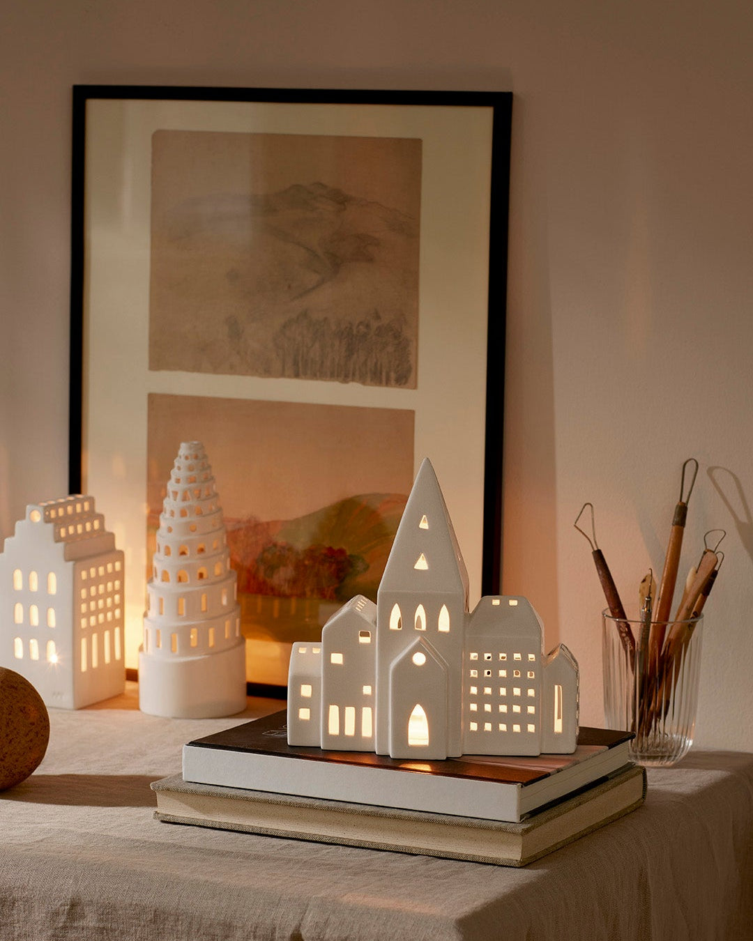 โคมเทียนเซรามิก Kähler Urbania รูปบ้านสีขาว ช่องหน้าต่างเจาะมือ ให้แสงอบอุ่นผ่านช่องหน้าต่าง เติมบรรยากาศอบอุ่นในบ้าน งานออกแบบเดนมาร์กสไตล์มินิมอล จัดจำหน่ายโดย Old Pine Trees