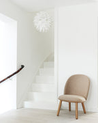 โคมไฟแขวน Norm 69 ในรูปทรงประติมากรรมแบบมินิมอลสี ขาว พร้อมชุดสายไฟ E27 และฝาครอบเพดานจาก Normann Copenhagen นำเข้าโดย Old Pine Trees